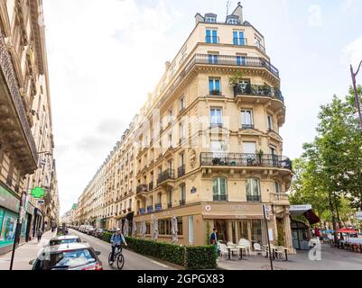 France, Paris, rue Alexandre Dumas au coin du boulevard Voltaire Banque D'Images