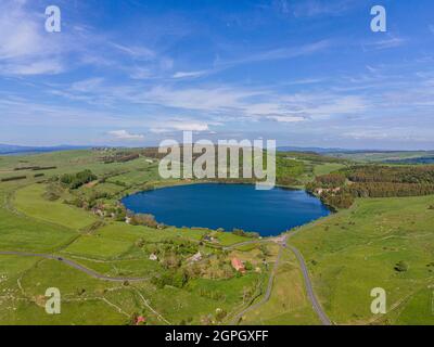 France, haute Loire, Saint Front, lac Saint Front, cratère volcanique d'explosion de type maar (vue aérienne) Banque D'Images