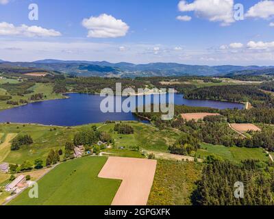 France, Ardèche, Parc naturel des Monts d'Ardèche, Devesset, Lac Devesset (vue aérienne) Banque D'Images