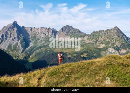 France, haute-Savoie (74), massif du Mont blanc, les Contamines Montjoie, refuge des Conscrits, Randonneur contemplant le paysage au-dessus du refuge de Tré-la-tête (1969m) avec de gauche à droite, les aiguilles de la Pennaz (2688m), la tête de la Cicle (2552m) et l'aiguille de Roselette (2384m) Banque D'Images