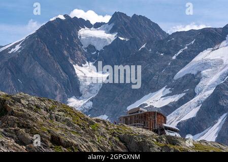 France, haute-Savoie (74), massif du Mont blanc, les Contamines Montjoie, refuge des Conscrits, Le refuge avec l'aiguille de Tré-la-tête (3930m) en arrière-plan Banque D'Images