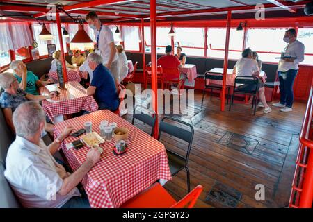 France, Herault, Sète, quai marocain, bateau phare Roquerols, Brassens route, restaurant sur le ponton arrière Banque D'Images