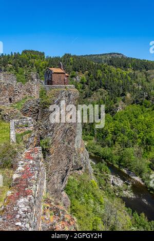 France, haute Loire, Vallée de la Loire, Arlempdes, labellisés les plus Beaux villages de France, chapelle romane dédiée à Saint Jacques sur un rocher de basalte Vallée de la Loire, Gorges de la Loire Banque D'Images