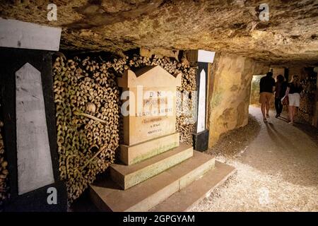 France, Paris, les catacombes de Paris, les os des cimetières ou des hôpitaux parisiens et empilés dans des carrières anciennes Banque D'Images