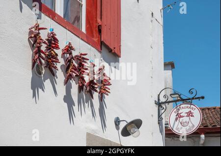 France, Pyrénées Atlantiques, pays Basque, Espelette, piments séchant au soleil devant une maison traditionnelle Banque D'Images