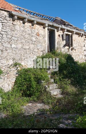 Sur l'ancien escalier d'entrée dans le village médiéval méditerranéen historique de Humac. Hisorical authentique village musée de la vie des ancêtres sur hvar Croatie Banque D'Images