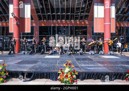 Groupe Mariachi dans l'Atrium du centre James R. Thompson, Chicago, Illinois, États-Unis Banque D'Images