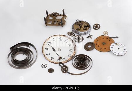 pièces démontées d'une horloge ancienne, aiguilles d'horloges, roues dentées, ressorts de torsion, cadrans d'horloges, pièces d'horloge anciennes mises au rebut, pignon, cadrans, piano Banque D'Images