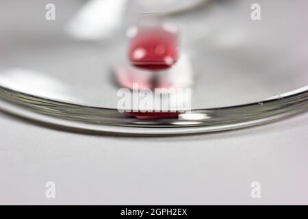 goutte de vin avec gobelet en verre. photo conceptuelle, boisson Banque D'Images