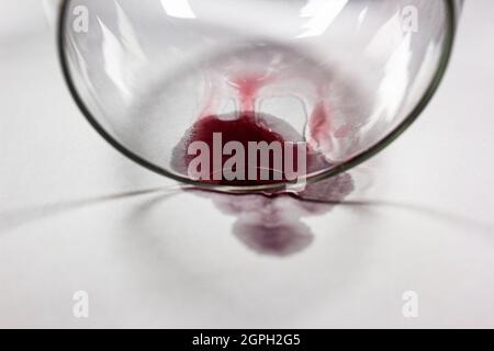 goutte de vin avec gobelet en verre. photo conceptuelle, boisson Banque D'Images