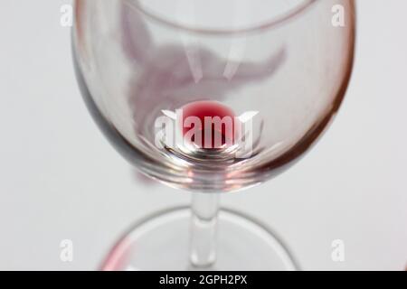 goutte de vin avec gobelet en verre. photo conceptuelle, boisson Banque D'Images