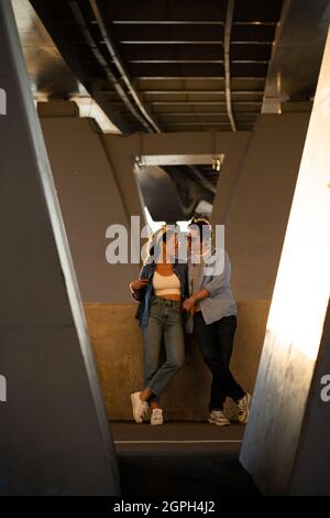 Un jeune couple aimant s'embrassant au coucher du soleil. Tendance homme et femme aiment passer du temps ensemble Banque D'Images