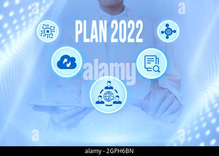 Inspiration montrant le panneau Plan 2022. Mot pour la proposition détaillée faisant réaliser quelque chose l'année prochaine Lady Holding Tablet appuyant sur le bouton virtuel Banque D'Images