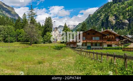 Vue d'été idyllique à Gressoney-Saint-Jean avec la Monterosa en arrière-plan. Dans la vallée de Lys. Vallée d'Aoste, nord de l'Italie. Banque D'Images