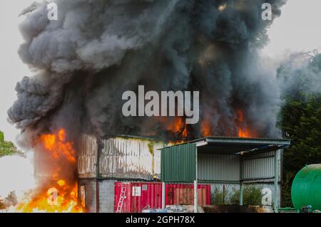 Downpatrick, Irlande du Nord. 29/09/2021 - Un incendie éclate à un dépôt de carburant dans Brannish Road, Downpatrick vers 18:00. Banque D'Images