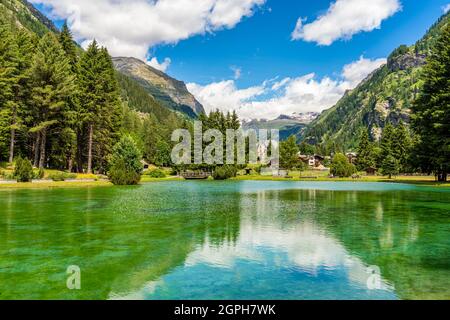 Vue d'été idyllique à Gressoney-Saint-Jean avec la Monterosa en arrière-plan. Dans la vallée de Lys. Vallée d'Aoste, nord de l'Italie. Banque D'Images