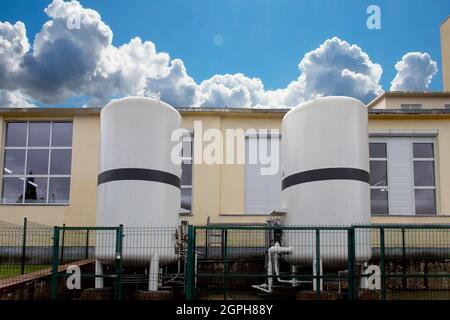 Azote liquide dans deux réservoirs de stockage à l'extérieur du bâtiment industriel. Les réservoirs sont clôturés avec une clôture de protection pour prévenir les accidents. Banque D'Images