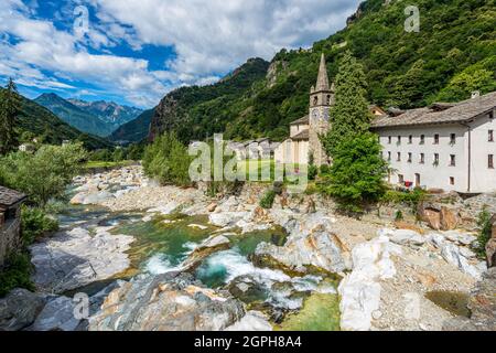 Le beau village de Lillianes dans la vallée de Lys. Vallée d'Aoste, nord de l'Italie. Banque D'Images