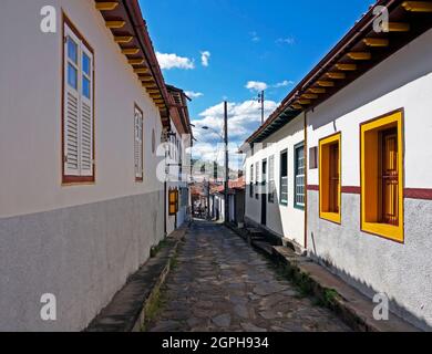 DIAMANTINA, MINAS GERAIS, BRÉSIL - 22 JANVIER 2019 : rue typique du centre historique Banque D'Images