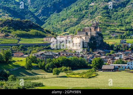 Le village de Saint Pierre avec son beau château l'après-midi d'été. Vallée d'Aoste, nord de l'Italie. Banque D'Images