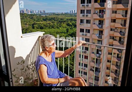 RIO DE JANEIRO, BRÉSIL - 12 MAI 2020 : femme âgée sur balcon en période de quarantaine. Personnes âgées à risque pour le coronavirus covid-19. Restez à la maison Banque D'Images