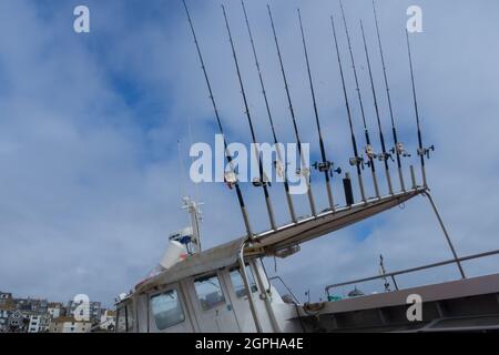 Une ligne de dix barres de pêche à la main sur Un bateau Cornish dans le port de St. Ives - Royaume-Uni Banque D'Images