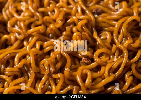 Nouilles de haricots noirs Jjajang coréennes faites maison avec des bâtonnets de pâtes Banque D'Images