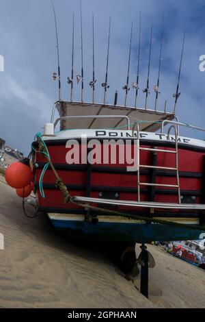 Une ligne de dix barres de pêche à la main sur Un bateau Cornish Banque D'Images