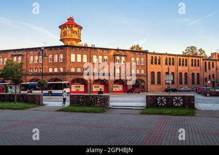 Katowice, Silésie, Pologne; 29 septembre 2021: Vue sur la place centrale (plac Wyzwolenia) dans le quartier historique de Nikiszowiec dans la lumière du matin. Ancien, Banque D'Images