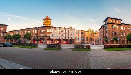 Katowice, Silésie, Pologne; 29 septembre 2021: Vue sur la place centrale (plac Wyzwolenia) dans le quartier historique de Nikiszowiec dans la lumière du matin. Ancien, Banque D'Images