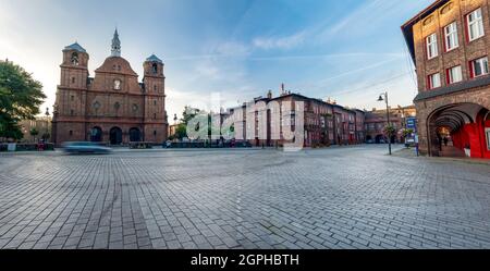 Katowice, Silésie, Pologne; 29 septembre 2021: Vue sur la place centrale (plac Wyzwolenia) dans le quartier historique Nikiszowiec le matin. S. Anna C Banque D'Images