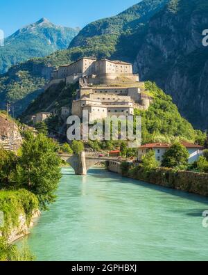 Le fort Bard scénographique dans la vallée d'Aoste, dans le nord de l'Italie, lors d'une journée d'été ensoleillée. Banque D'Images