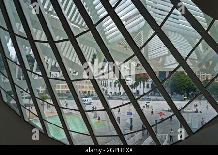 RIO DE JANEIRO, BRÉSIL - 12 AVRIL 2017 : vue sur la place Maua depuis l'intérieur du musée de demain (Museu do Amanha) Banque D'Images