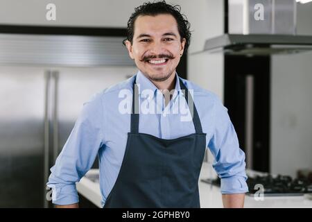 Portrait d'un jeune chef latino-américain dans la cuisine du Mexique en Amérique latine Banque D'Images