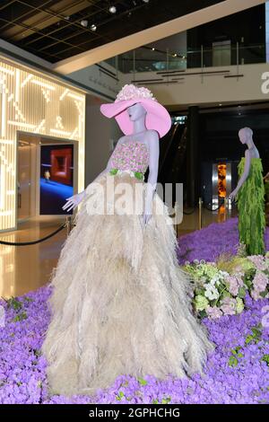 Nevada USA, 09-06-21 Un joli chapeau de soleil décore la tête d'un mannequin vêtu de fleurs et de débris végétaux dans les boutiques de Crystals Las Vegas. Banque D'Images
