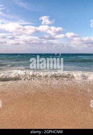 Plage de Spiaggia di capo Bianco par temps de tempête, située près de Portoferraio, Isola d' Elbe (île d'Elbe), Toscane (Toscane), Italie Banque D'Images
