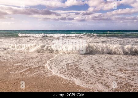 Plage de Spiaggia di capo Bianco par temps de tempête, située près de Portoferraio, Isola d' Elbe (île d'Elbe), Toscane (Toscane), Italie Banque D'Images