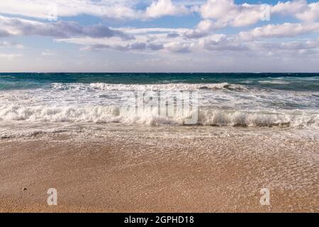 Plage de Spiaggia di capo Bianco par temps de tempête, située près de Portoferraio, Isola d' Elbe (île d'Elbe), Toscane (Toscane), Italie Banque D'Images
