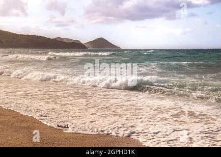 Plage de Spiaggia di capo Bianco par temps de tempête, située près de Portoferraio, Isola d' Elbe (île d'Elbe), Toscane (Toscane), Italie Banque D'Images