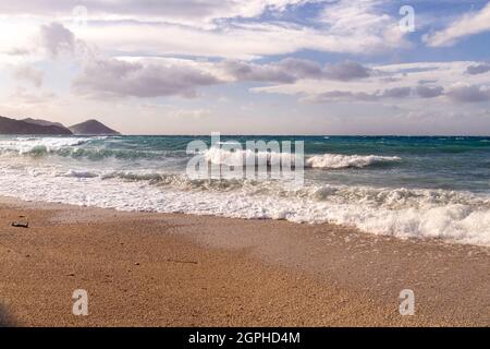 Plage de Spiaggia di capo Bianco par temps de tempête, située près de Portoferraio, Isola d' Elbe (île d'Elbe), Toscane (Toscane), Italie Banque D'Images