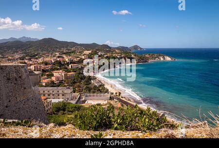 Vue de forte Falcone sur la ville de Portoferraio à la plage de Capo bianco et Capo d' Enfola, Isola d' Elbe (île d'Elbe), Toscane (Toscane), Italie Banque D'Images