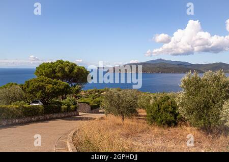 Vue de Capoliveri à Monte Capanne le jour de soleil à l'île d'Elbe, Italie Banque D'Images