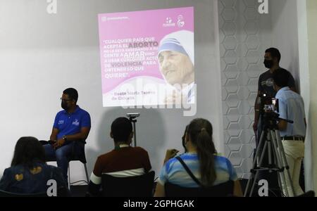 Valence, Carabobo, Venezuela. 29 septembre 2021. 29 septembre 2021. Une affiche de Sainte mère Teresa de Calcutta, qui lit en espagnol: ''n'importe quel pays qui accepte l'avortement n'enseigne pas à son peuple à aimer, Mais utiliser n'importe quel acte de violence pour obtenir ce qu'ils veulent" est projeté pendant la conférence de presse. De Presbyterian Miguel Romero, directeur des médias de l'archidiocèse de Valence, et président de la fondation 'Señor que todos escuchen tu voz', qui suggère de tenir une consultation populaire ou un référendum pour savoir si le peuple est d'accord avec la décriminalisation ou non de l'avortement, et recommence Banque D'Images