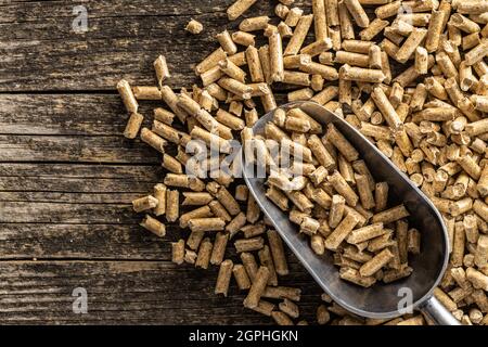 Granulés de bois en pelle. Chauffage écologique. Vue de dessus. Banque D'Images