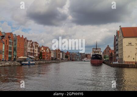 GDANSK, POLOGNE - 2 SEPTEMBRE 2016 : maisons SS Riverside et navire Soldek sur la rivière Motlawa à Gdansk, Pologne. Elle a été le premier navire construit en Pologne af Banque D'Images