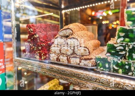 Desserts turcs traditionnels colorés derrière une vitrine en verre. Banque D'Images