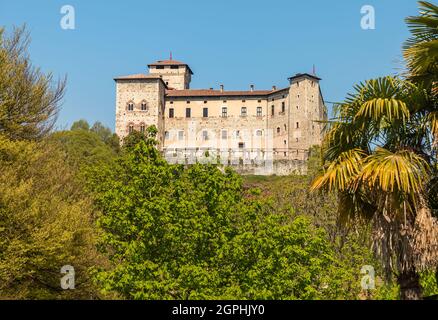 Vue sur la forteresse de Borromeo d'Angera, est le château du lac majeur, Angera, Italie Banque D'Images