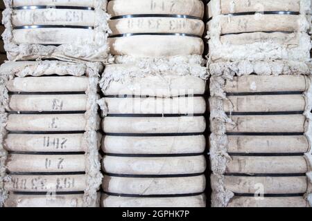 Balles de coton brut dans une usine de textile. Banque D'Images