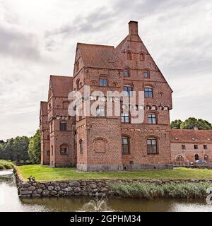 Le célèbre château de conte de fées de Borreby dans le sud de l'île de la Zélande entouré d'une lande, Danemark, 10 août 2021 Banque D'Images