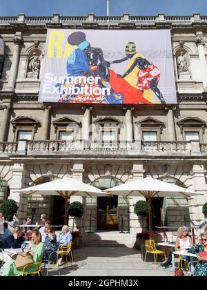 London, Greater London, England, September 21 2021: People sitting outside in a Cafe at the Royal Academy of Arts whilst a summer exhibition is on. Banque D'Images